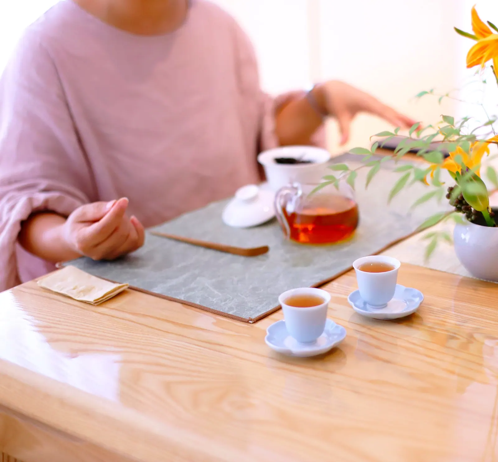 Gongfu tea ceremony — tea poured slowly into small cups